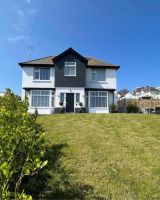 Stylish Brixham home, sleeps 7, parking & garden