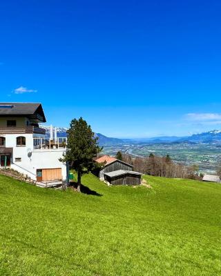 Aparthotel-Almgasthaus Gemsli - A bisal Österreich überm Schweizer Rheintal