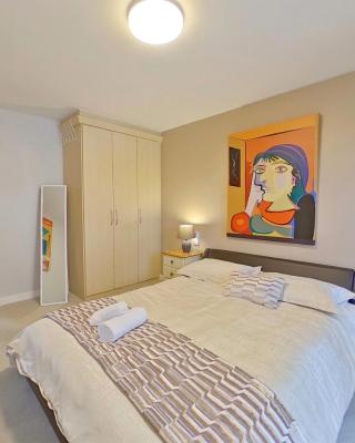 Triumph House - 3 bed 2 bath Apartment in Coventry City Centre, sleeps 6, Free secured parking, balcony, by COVSTAYS