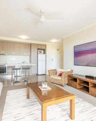 Seasalt Airlie Best location 1bed apt Private SPA Unit 4 - located within "Airlie Central Apartments"