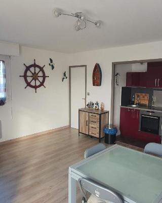 Grand studio lumineux à côté des plages