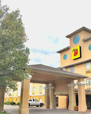 Super 8 by Wyndham Temple I-35