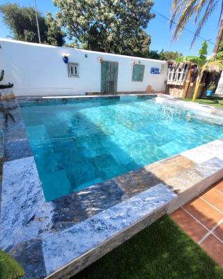 GATU PREMIUM Villa Lurberri piscina privada, 4 dormitorios, 2 baños, parking , jardín y barbacoa