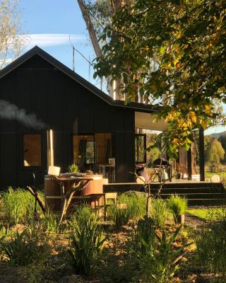 Fiery Peak Eco-Retreat with Wood-fired Hot tub