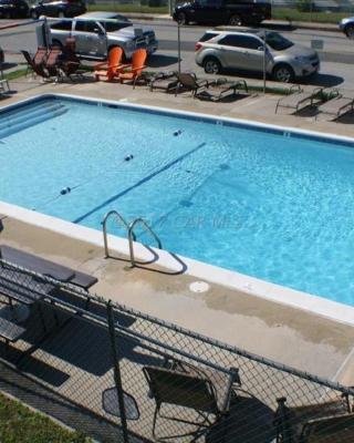 Bayside 1st Floor OC 2 br/1ba pool condo close to Jolly Roger/Convention Center