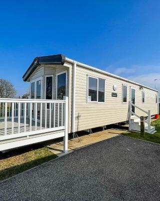 6 Berth Caravan At California Cliffs With Decking In Scratby Ref 50015kc