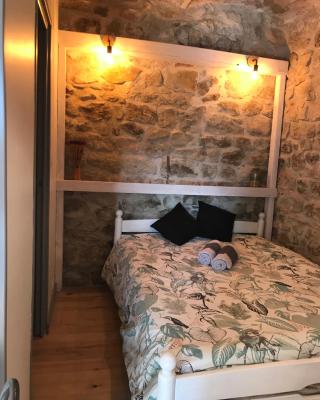 Chambre atypique dans une cave voutée avec petit déjeuner