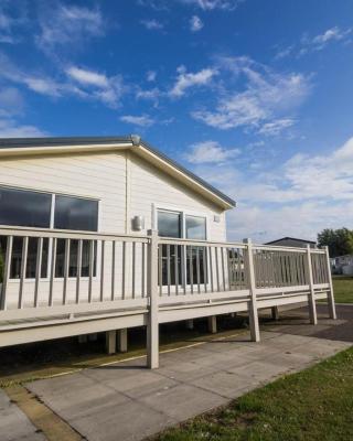 Stunning 4 Berth Lodge With Decking At Manor Park In Hunstanton Ref 23173k