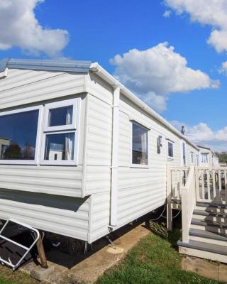 Lovely 8 Berth Caravan At A Brilliant Holiday Park, Manor Park Ref 23023t