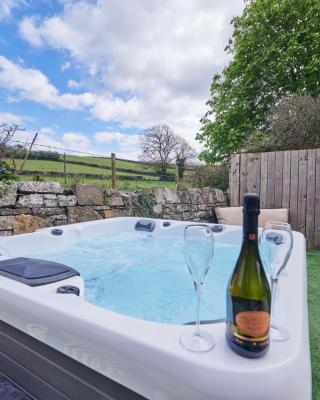 Family Friendly, self contained, Bed and Breakfast with private hot tub