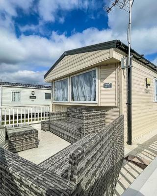 Modern Caravan With Wifi At Martello Beach Holiday Park In Essex Ref 29015sv