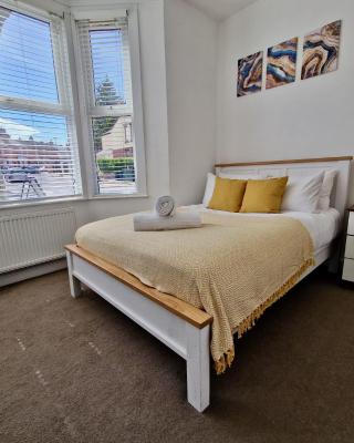Incredible Private Rooms All with Private Bathrooms in a Fully Serviced House next to City Centre with Free Parking