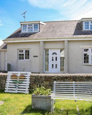 Homely 4-Bed House close to stunning beach