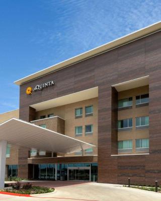 La Quinta Inn & Suites by Wyndham Round Rock near Kalahari