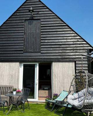 Quirky 1 bedroom barn on the river in Arundel