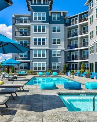 Designer Apt with Jacuzzi, Pool & Mountain Views
