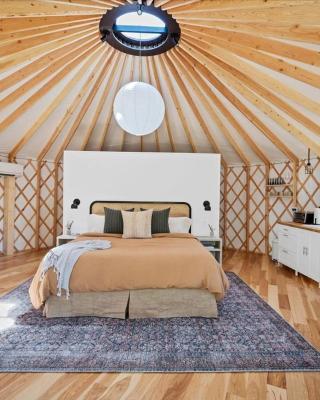 Luxury Yurt, Alpacas and llamas near Downtown Wimberley and Wineries