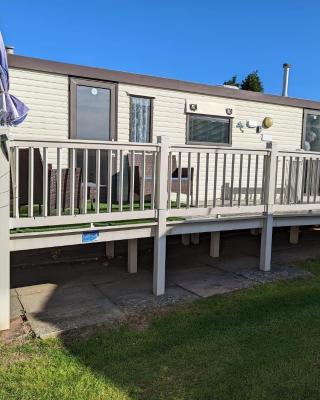 Superb Caravan With Decking Close To Hunstanton Beach In Norfolk Ref 23060s