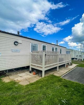Lovely 6 Berth Caravan With Decking To The Side In Heacham Ref 21009i