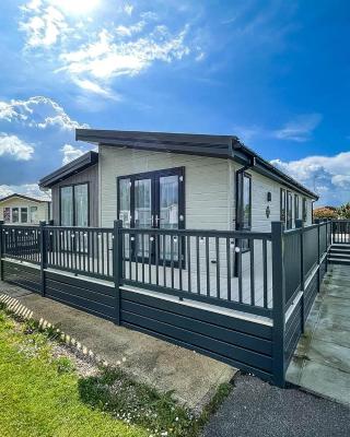 Stunning Lodge With Decking Nearby Hunstanton Beach, Sleeps 6 Ref 23215k