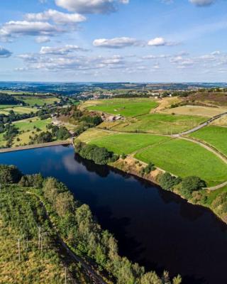 Cozy rural lodge, amazing views close to Holmfirth