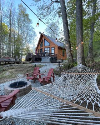 Joy's Chalet - Hottub, Lake, & Cottage