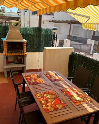 Casa adosada con piscina y dos terrazas