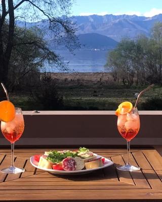 Vic&Sunny's lake view apartment