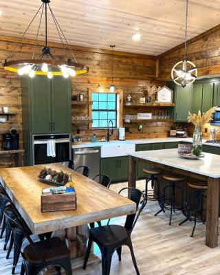 Lofted Pines Fun Family Friendly Cabin