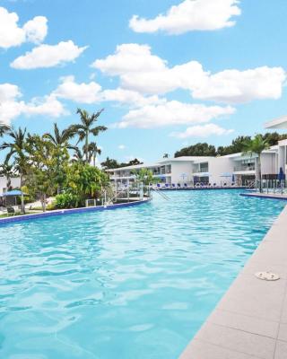 La Dolce Vita - Poolside Glamour