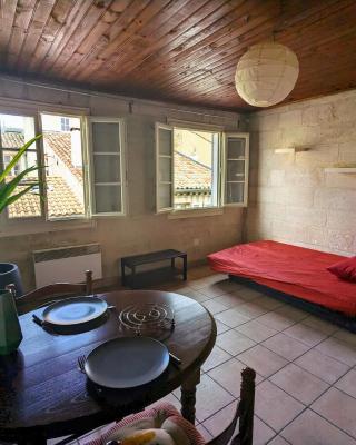 Hypercentre, place Pie, résidence Amphoux charmants appartements ou studio proche de la gare parkings et palais des papes