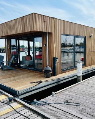 Surla Houseboat "De Albatros" in Monnickendam Tender included