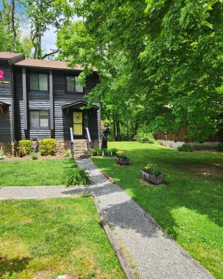 J.Creek Retreat, creekside townhouse +1 car garage