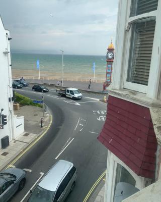 Amazing sea views ,brilliant location Apartment