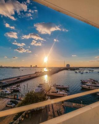 Bayfront Apartment Breathtaking Views- one bedroom w balcony- living room -Free Parking