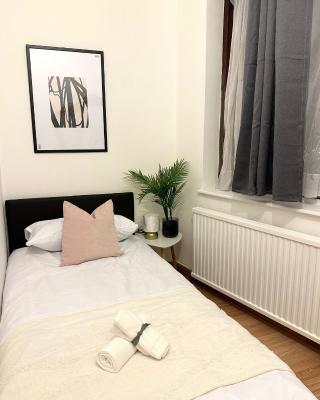 London Charm - Comfortable Room in Spacious House