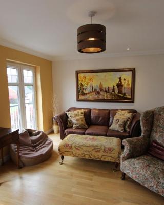 Immaculate 4BD Family Home in Lee on the Solent