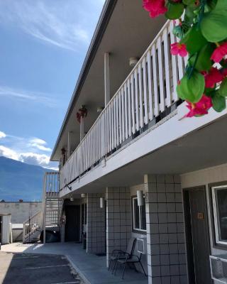 The Canterbury Inn of Downtown Invermere