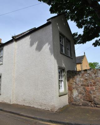 Dolphin Cottage- traditional cottage on Fife Coast