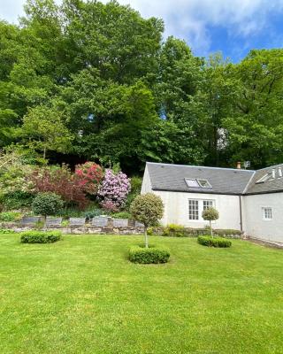 Spacious cottage - walk to Crieff