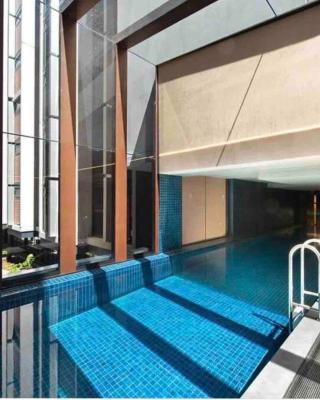 Midnight Luxe 1BR Executive Apartment in the heart of Braddon Views L7 Pool Sauna Gym Secure Parking Wifi Wine