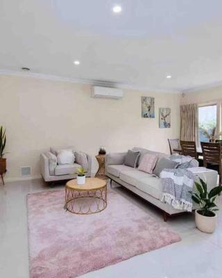 4 bedrooms house walking to shopping town#20A
