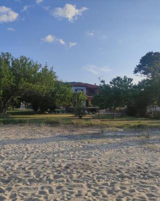 Bright, Beachfront Apartment with free parking and garden