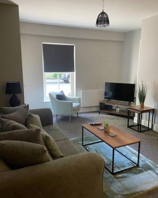 Poplar House-2Bedroom house in town centre with free Parking by ShortStays4U