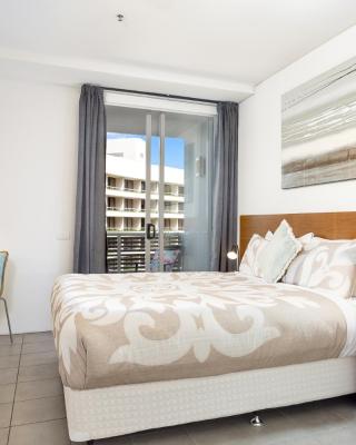 Marina View Queen Bed Studio Apartment Pool & Gym