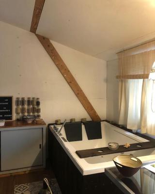 Cosy Cabane Boise solaire, Balneo bath et toilette seche a la Ferme