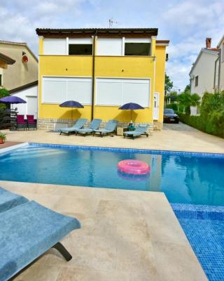 Apartments House Anna for max 13 Persons in Poreč, pet friendly