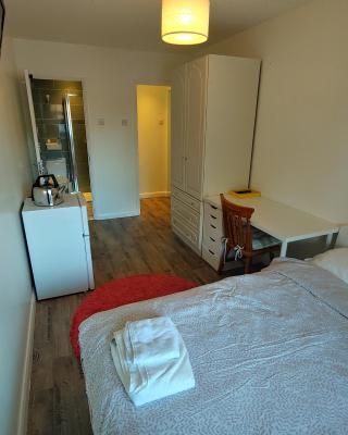 EnSuite Room with private shower, walking distance to Harry Potter Studios