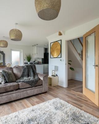 Luxurious 3 bedroom house Shangri la in village of Alfrick with free off road parking for 3 cars in an area of outstanding natural beauty, superb walking,close to Worcester, Malvern showground, theatre, Malvern hills, dogs welcome