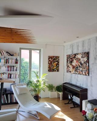 L'appARTement - chambre avec salle de bains et wc dans une galerie d'art